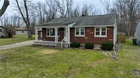 2806 Stenzel Ave, Wheatfield, NY 14120
