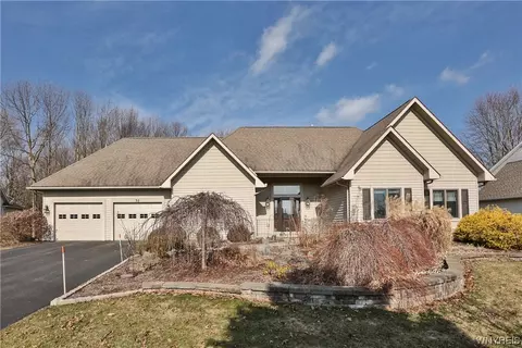 32 Coventry Dr, Ogden, NY 14559