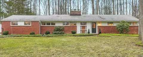 25 Nieman Dr, Orchard Park, NY 14127