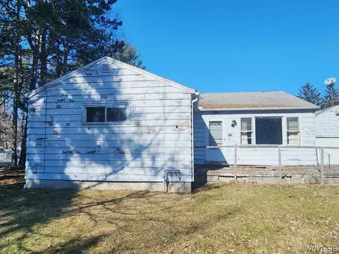 116 Chestnut Ln, Evans, NY 14006
