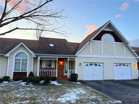 24 Spicebush Ln, Amherst, NY 14221