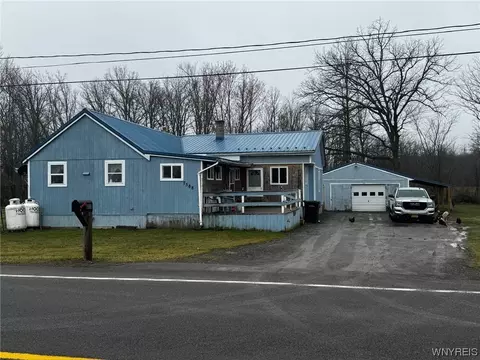 7588 Akron Rd, Royalton, NY 14094
