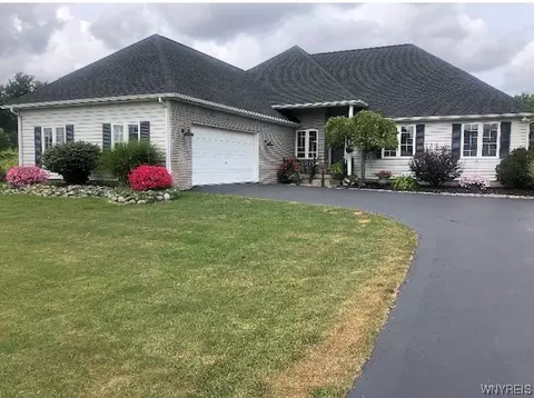 7520 Congressional Dr, Lockport, NY 14094