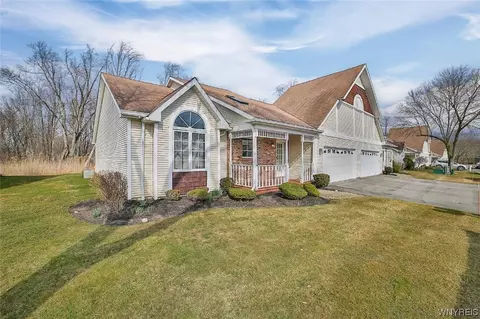 9 Spicebush Ln, Amherst, NY 14221