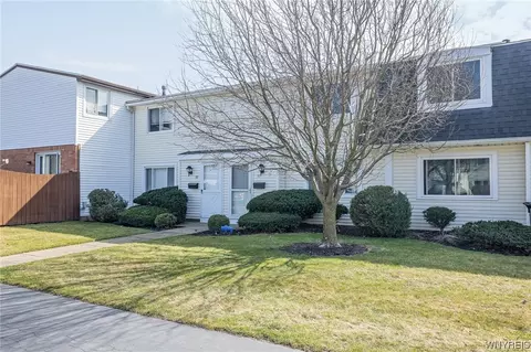 90 Parkview Ct, Lancaster, NY 14086