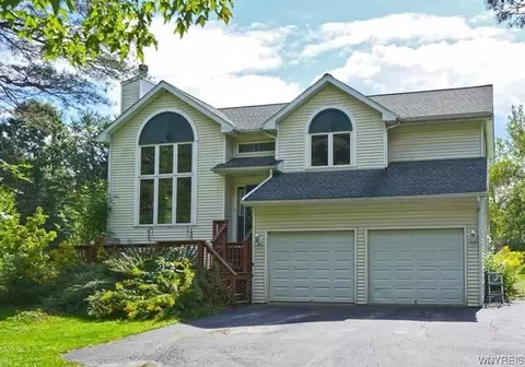 13 N Shore Dr, Bennington, NY 14004