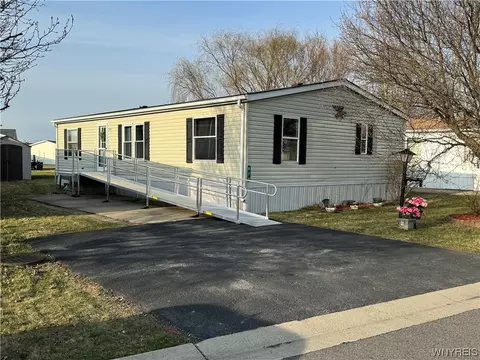 875 Birchwood Dr, Lockport, NY 14094