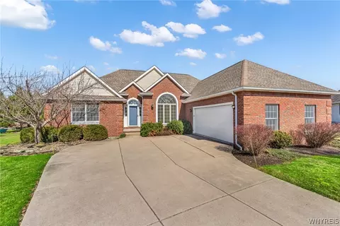 30 Brambly Ct, Amherst, NY 14221