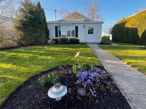 9121 Lakeshore Dr, Somerset, NY 14012