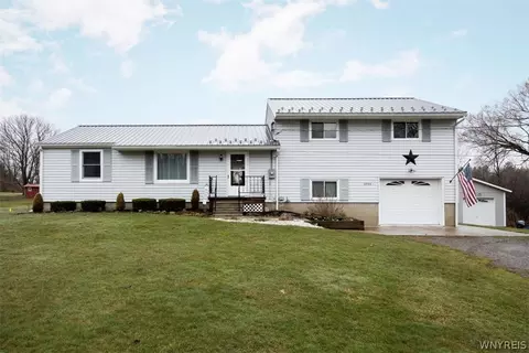 8994 Middle Rd, Springville, NY 14141