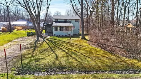 89 Middle Ln, Evans, NY 14006