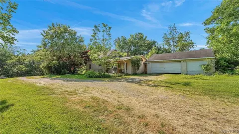 10573 North Rd, Perrysburg, NY 14129