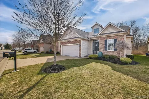 11 Logan Ln, Lancaster, NY 14086