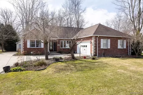 5242 Pendale Ct, Pendleton, NY 14120