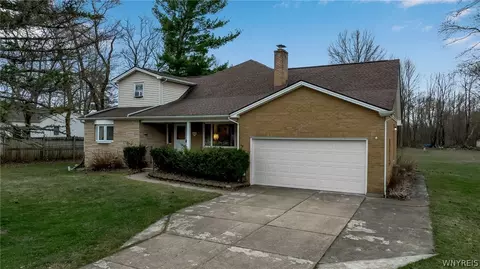 6438 Engel Dr, Hamburg, NY 14075