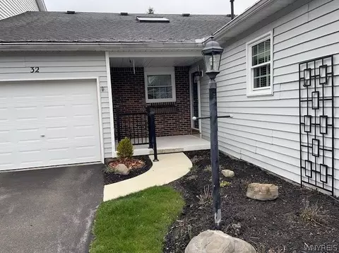 32 Stepping Stone Ln, Orchard Park, NY 14127
