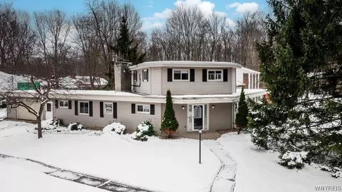 4467 Shadyridge Dr, Hamburg, NY 14075
