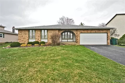 4607 Roundtree Rd, Hamburg, NY 14075