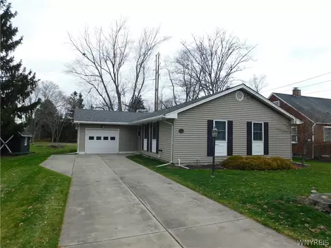 12 Lorain St, Evans, NY 14006