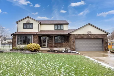 23 Woodcreek Ln, Grand Island, NY 14072