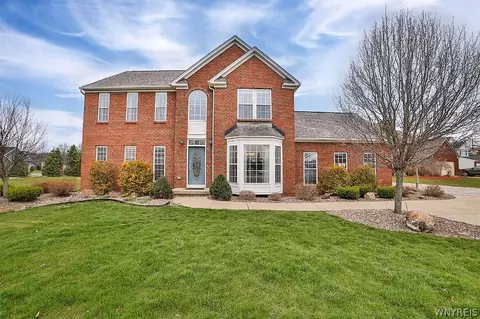 251 Oakridge Rd, Grand Island, NY 14072