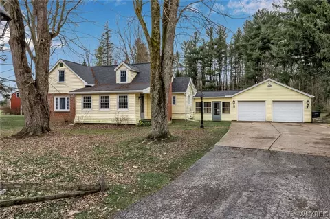 9027 Akron Rd, Royalton, NY 14001