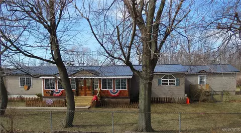 2040 Main Rd, Silver Creek, NY 14136