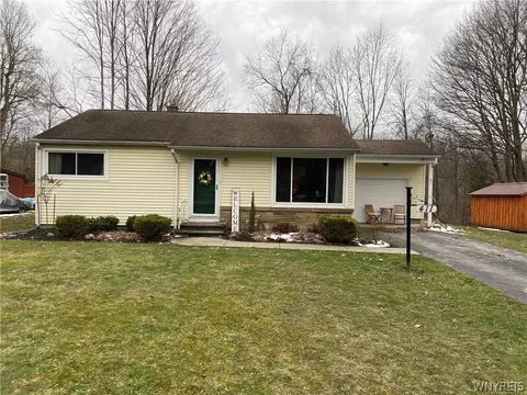 411 Hilltop Dr, Elma, NY 14059