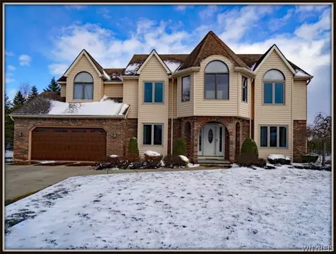 8423 Clarence Lane Ct, East Amherst, NY 14051