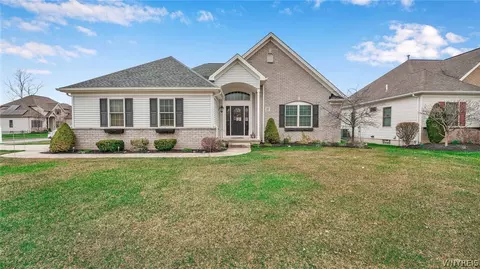 187 Collins Ln, Getzville, NY 14068
