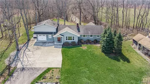 6852 Rapids Rd, Lockport, NY 14094