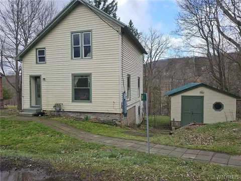 74 Leavenworth St, New Albion, NY 14719