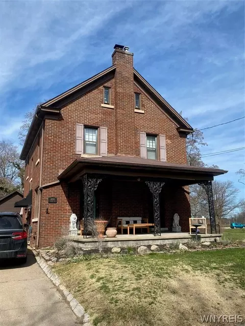 4858 Terrace Dr, Niagara Falls, NY 14305