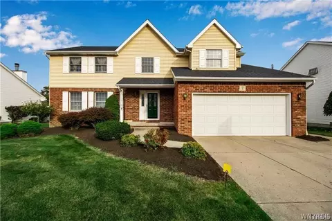 7 Arrow Trl, Lancaster, NY 14086