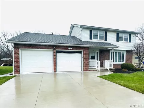 22 W Cranwood Dr, West Seneca, NY 14224