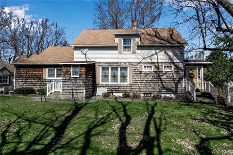 208 Iroquois Ave, Lancaster, NY 14086
