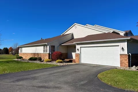 26 Crabapple Ct, Orchard Park, NY 14127