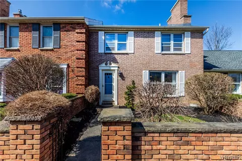 66 Georgian Ln, Amherst, NY 14221