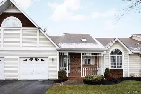 22 Spicebush Ln, Amherst, NY 14221