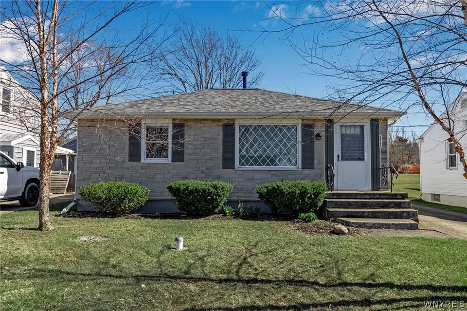 5039 Pkwy, Hamburg, NY 14075 35 Photos Movoto