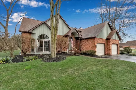 8312 Clarence Ln N, East Amherst, NY 14051