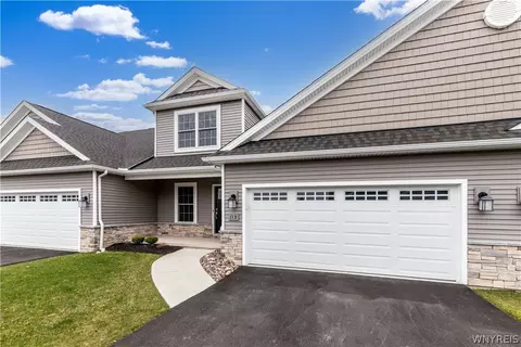 11 Essex Woods Ln #B, Amherst, NY 14228