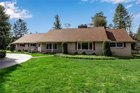 50 Sturbridge Ln, Amherst, NY 14221