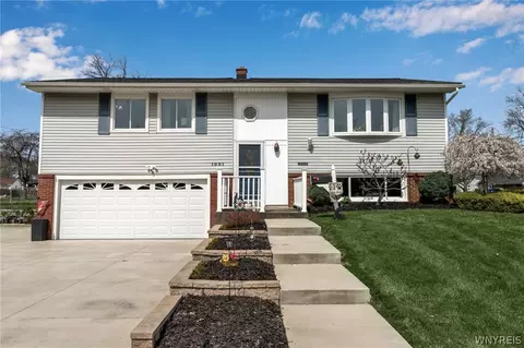 1881 Bruce Ln, Grand Island, NY 14072