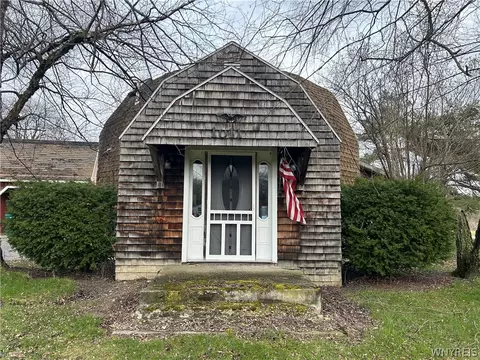10111 Creek Rd, Pavilion, NY 14525