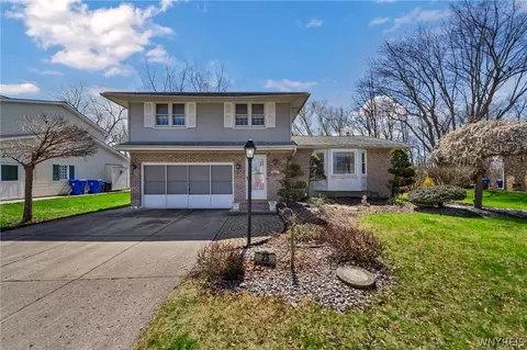 25 Smallwood Dr, West Seneca, NY 14224