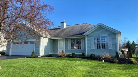 3358 Creekview Dr, Hamburg, NY 14075