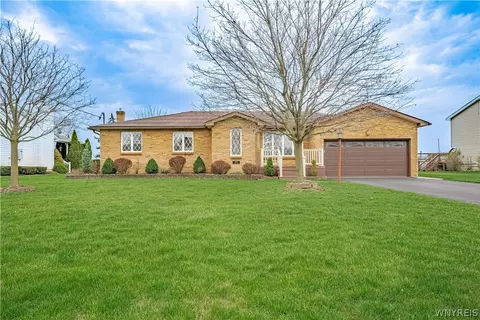 6102 Reger Dr, Lockport, NY 14094