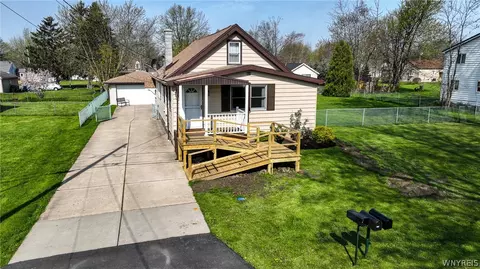6684 Wellington Dr, Evans, NY 14047