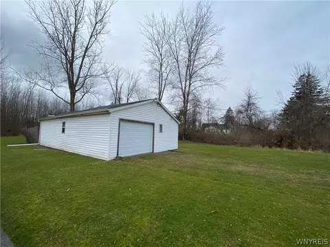 6106 Godfrey Rd, Newfane, NY 14028